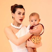 Lahir pada 13 Juni 2025, saat ini usia baby Arash baru menginjak sekitar 4 bulan. Tubuhnya yang gempal dan pipinya yang chubby selalu sukses bikin banyak netizen ikut gemas. Foto: Instagram/@thariqhalilintar