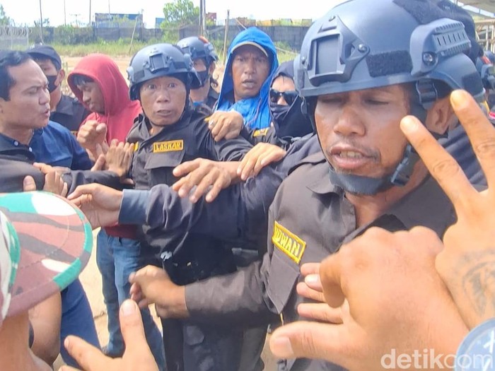 Aksi blokade PT PRI, Tarakan, berujung ricuh, usai ketua adat terdorong oleh satpam, Jumat (31/10/2025). Aksi blokade PT PRI, Tarakan, berujung ricuh, usai ketua adat terdorong oleh satpam, Jumat (31/10/2025).