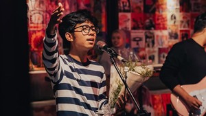 Dengan berat hati tidak diperbolehkan, tapi aku gak kecewa. Makanya aku bikin lirik baru. Harusnya kan Lihat kebunku penuh dengan bunga. Ada yang putih dan ada yang merah setiap hari kusiram semua. Mawar, melati, semuanya indah. Harusnya gitu kan, ucapnya. Foto: Instagram @akujejez fotografer: @bintangfaaiz