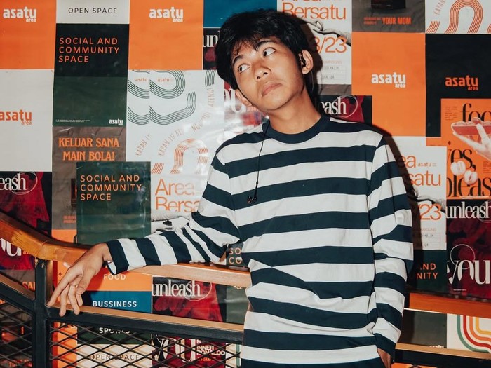 Aku Jeje penyanyi Lihat Kebunku (Taman Bunga).