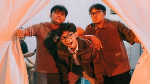 Kebetulan ada lagu anak kecil yang udah dewasa. Bentuknya udah lirik buatan Pak Kasur, sama lirik, Oh mengapa bunga di taman hatiku hanya satu, kau menghilang bunga kesayanganku diambil orang. Itu tahun 2020. Aku punya feeling yang bagus, bagus nih harus didengerin banyak orang, cerita Aku Jeje saat mengisi Pagi Pagi Ambyar, dilihat di channel YouTube Trans TV Official, Jumat (31/10/2025). Foto: Instagram @akujejez fotografer: @yogisetiawanharno