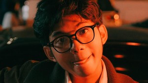 Cowok asal Madura itu lahir pada 14 April 2003. Saat ini dirinya tercatat sebagai mahasiswa jurusan Seni Musik di Institut Kesenian Jakarta. Foto: Instagram @akujejez fotografer: @yogisetiawanharno