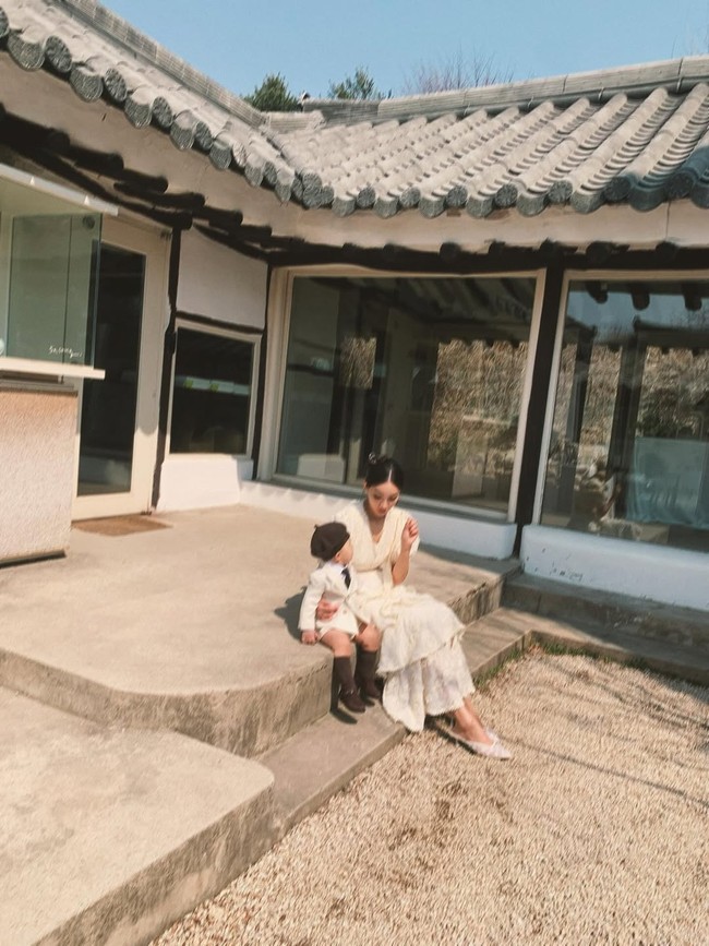 Unggahan foto Moon Gabi sontak mencuri perhatian netizen. Tak sedikit yang memuji model cantik itu karena membesarkan anaknya sendirian. Foto: dok. Instagram @iamchocobi