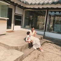 Unggahan foto Moon Gabi sontak mencuri perhatian netizen. Tak sedikit yang memuji model cantik itu karena membesarkan anaknya sendirian. Foto: dok. Instagram @iamchocobi