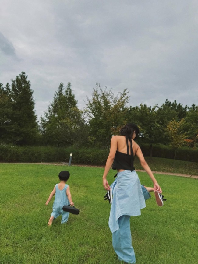 Anak Jung Woo Sung dan Moon Gabi hampir menginjak satu tahun. Untuk pertama kalinya, sang ibu membagikan momen kebersamaan mereka saat menghabiskan waktu di pantai, taman, hingga lokasi pemotretan. Foto: dok. Instagram @iamchocobi