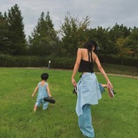 Anak Jung Woo Sung dan Moon Gabi hampir menginjak satu tahun. Untuk pertama kalinya, sang ibu membagikan momen kebersamaan mereka saat menghabiskan waktu di pantai, taman, hingga lokasi pemotretan. Foto: dok. Instagram @iamchocobi