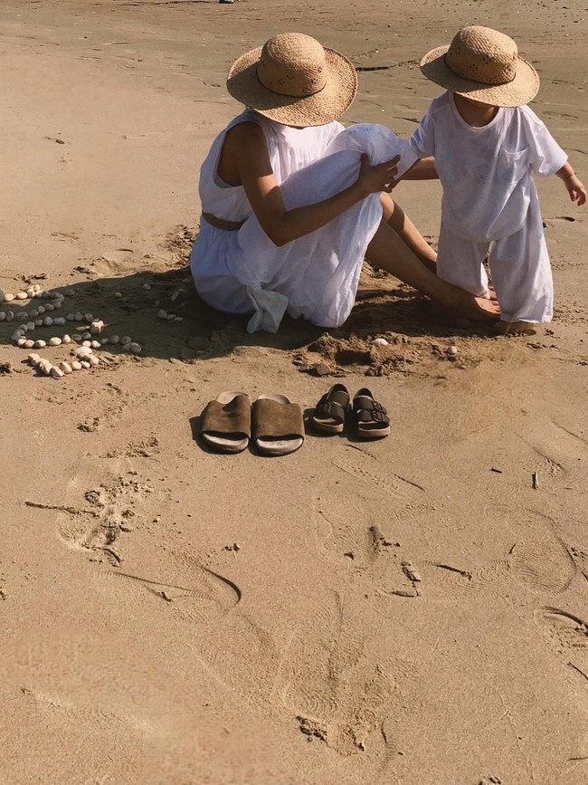 Kini Jung Woo Sung telah menikah dengan seorang wanita, yang bukan ibu dari anaknya. Meskipun begitu, ia berjanji tetap akan memberikan nafkah untuk menghidupi putranya. Foto: dok. Instagram @iamchocobi