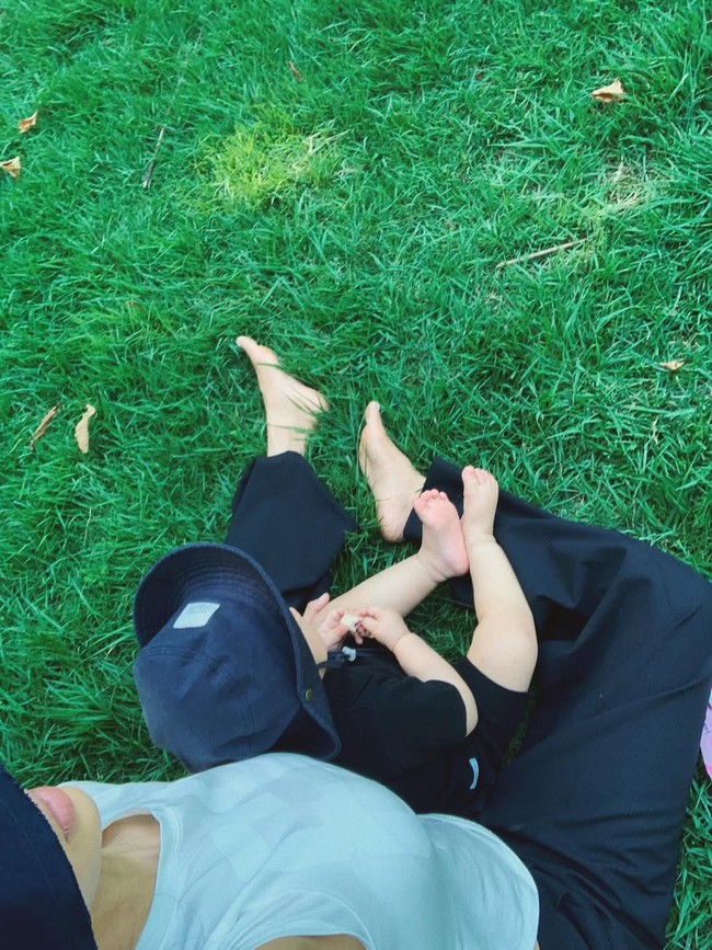 Ibu dan anak itu kerap tampil kompak memakai busana berwarna senada. Foto: dok. Instagram @iamchocobi