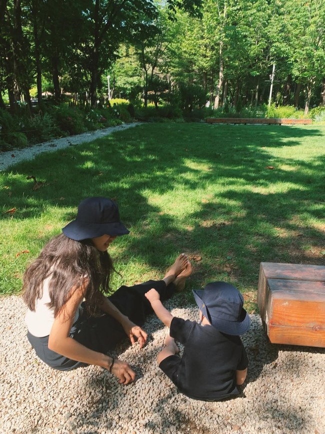 Tahun lalu, Dispatch melaporkan bahwa aktor Jung Woo Sung telah menyambut kelahiran anak pertamanya bersama model Moon Gabi di luar pernikahan, tanpa menjalin hubungan asmara. Foto: dok. Instagram @iamchocobi