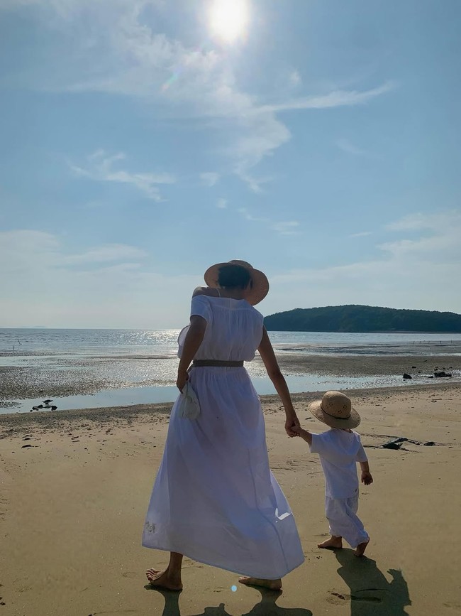 Saat mengetahui kehamilan Moon Gabi, Jung Woo Sung langsung melakukan tes DNA. Namun, sang aktor enggan menikahi ibu dari anaknya, dan menuai kecaman netizen karena dianggap tidak bertanggung jawab. Foto: dok. Instagram @iamchocobi