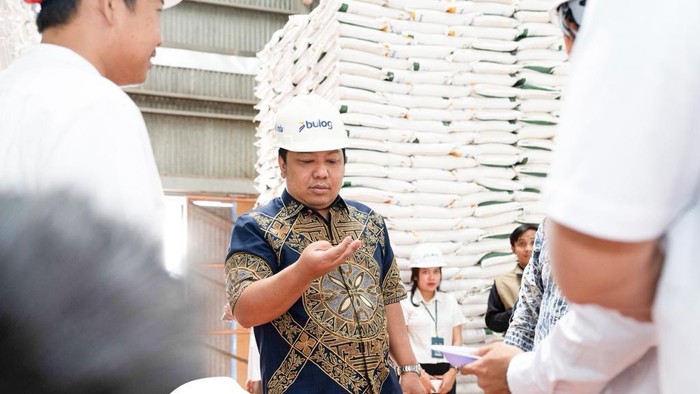 Anggota DPR RI Fraksi Gerindra, Muhammad Rofiqi Anggota DPR RI Fraksi Gerindra, Muhammad Rofiqi melakukan inspeksi mendadak (sidak) ke gudang Bulog Kalsel. Sidak itu untuk memastikan kesiapan ketahanan pangan serta ketersediaan stok beras di Kalsel.