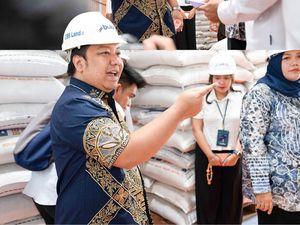 Legislator Gerindra Salurkan Bantuan Pangan ke Lansia Sakit di Banjar