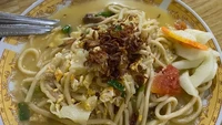 Legendaris sejak 1947, kamu bisa mampir ke Bakmi & Bajigur Kadin Mbah Hj. Karto Pak Rochadi di Jalan Bintaran Kulon No.3, Wirogunan. Racikan bakmi Jogja di sini bisa dibuat dengan atau tanpa telur. Harga seporsinya mulai dari Rp 25 ribuan. Foto: Anam Choii
