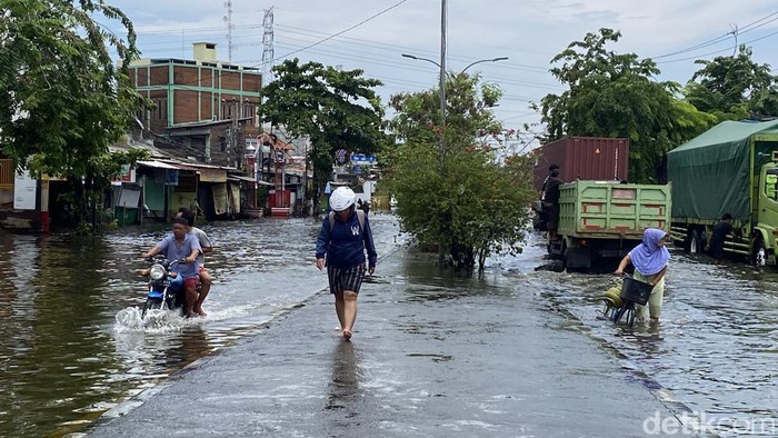Banjir di Jalan Kaligawe Raya, Kecamatan Gayamsari, Kota Semarang, Jumat (31/10/2025). Banjir di Jalan Kaligawe Raya, Kecamatan Gayamsari, Kota Semarang, Jumat (31/10/2025).