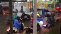 Jalan Panjang Kebon Jeruk Banjir, Sejumlah Pemotor Putar Balik Jalan Panjang Kebon Jeruk Banjir, Sejumlah Pemotor Putar Balik