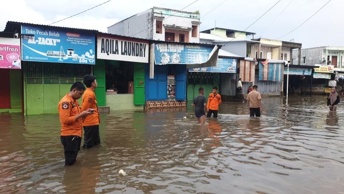Banjir merendam Jalan Poros Paccerakkang, Makassar. Banjir merendam Jalan Poros Paccerakkang, Makassar.