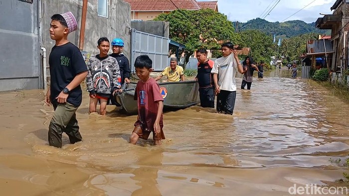 Banjir merendam perumahan di Kelurahan Mamunyu, Kecamatan Mamuju, Kabupaten Mamuju. Banjir merendam perumahan di Kelurahan Mamunyu, Kecamatan Mamuju, Kabupaten Mamuju.