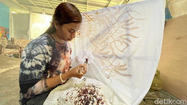 Batik Tulis Motif Marlin khas Pangandaran.