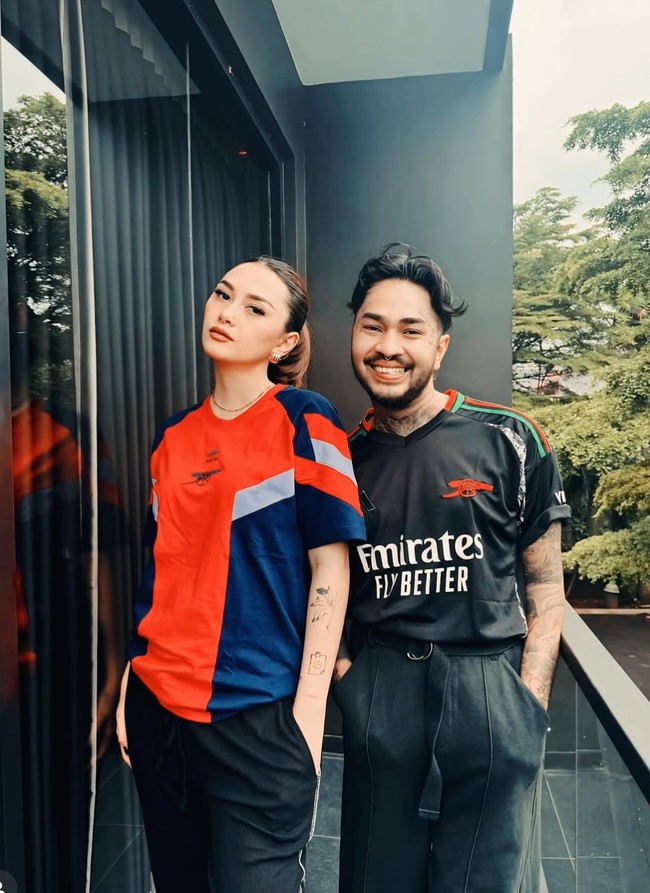 Melalui akun media sosial, Onad dan Beby kerap membagikan kebersamaan mereka. Keduanya sering tampil serasi dengan outfit yang senada. Foto: Instagram/@bebyleonardo
