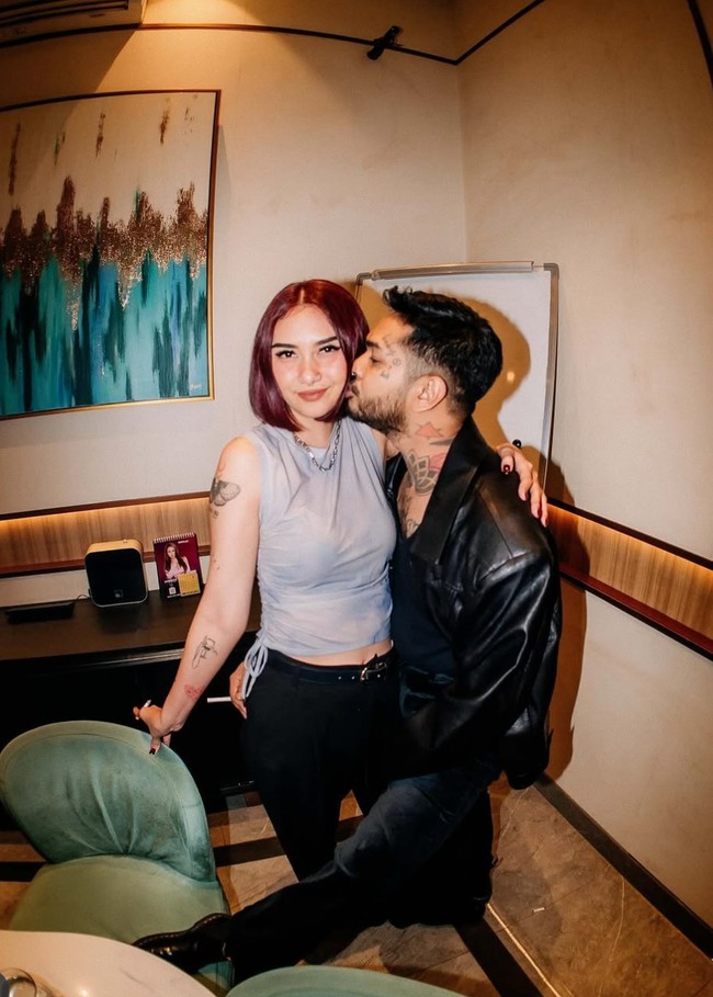 Meski rumah tangganya sempat jadi sorotan karena perselingkuhan Onad yang dibongkar Beby saat berbincang dalam vlog di YouTube Enzy Storia, namun nyatanya pasangan tersebut hingga kini masih kompak dan makin romantis. Foto: Instagram/@bebyleonardo