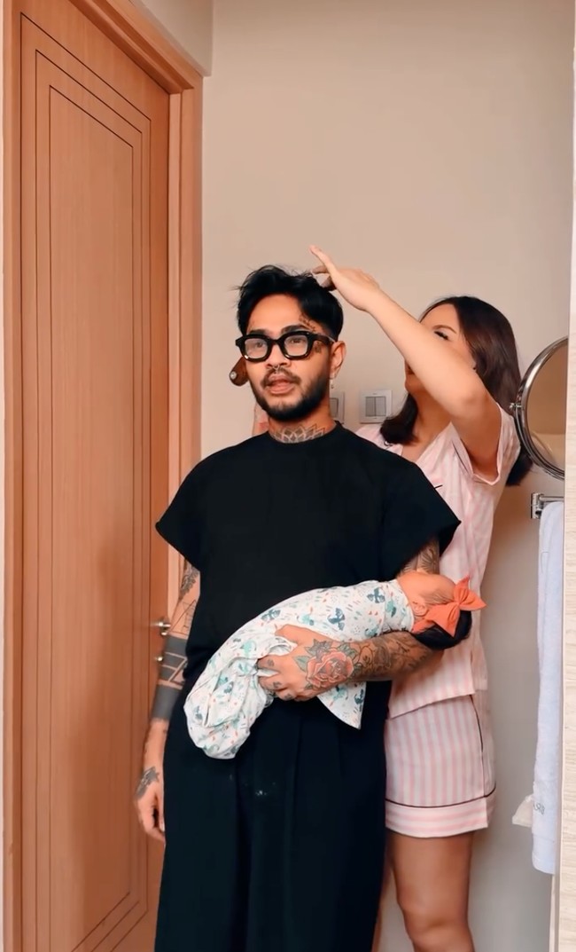 Baru saja kembali dikaruniai seorang bayi mungil, keduanya juga selalu terlihat kompak dalam mengurus sang anak. Foto: Instagram/@bebyleonardo