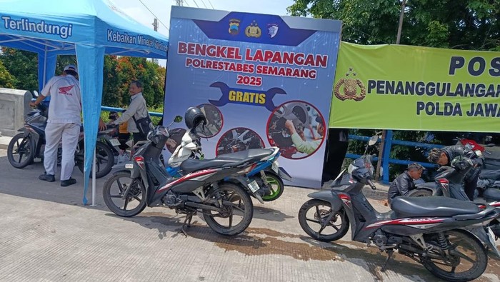 Bengkel lapangan Polrestabes Semarang yang hadir untuk membantu kendaraan mogok akibat banjir di kawasan Genuk. Bengkel lapangan Polrestabes Semarang yang hadir untuk membantu kendaraan mogok akibat banjir di kawasan Genuk.