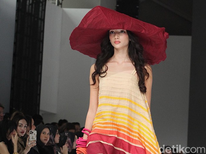 Buttonscarves JFW 2025