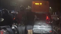 Ketika Artis Kena Macet Parah Semalam: Nagita Jalan Kaki-Billy Turun dari Mobil