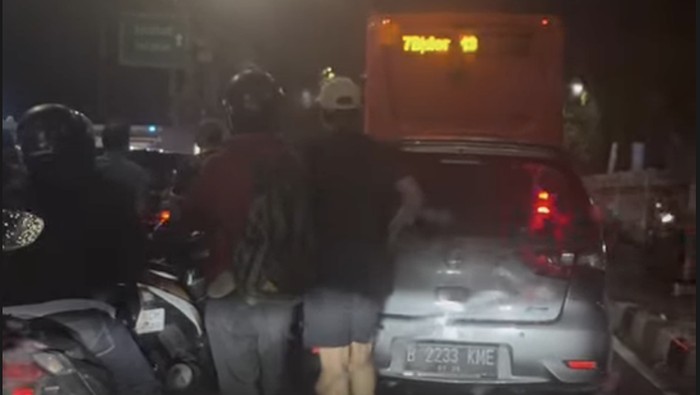 Billy Syahputra Billy Syahputra 4 jam dari Kemang menuju Tegal Parang karena macet pada Kamis (30/10/2025) malam.