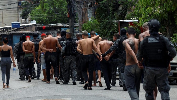 Bingkai Sepekan: Razia Narkoba Berdarah yang Tewaskan Ratusan Orang Members of the military police special unit detain suspected drug dealers during a police operation against drug trafficking at the favela do Penha, in Rio de Janeiro, Brazil October 28, 2025. REUTERS/Aline Massuca
