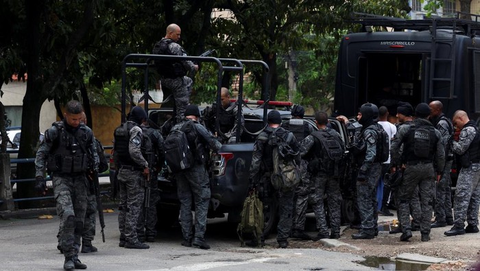 Bingkai Sepekan: Razia Narkoba Berdarah yang Tewaskan Ratusan Orang Members of the military police special unit gather to detain suspected drug dealers during a police operation against drug trafficking at the favela do Penha, in Rio de Janeiro, Brazil October 28, 2025. REUTERS/Aline Massuca