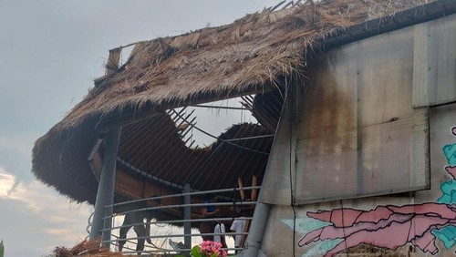 Restoran Bloo Lagoon, Padangbai, yang terbakar diduga akibat tersambar petir, Jumat (31/10/2025). (dok. Polsek Padangbai)