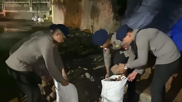 Brimob Polda Metro Jaya membantu membersihkan material longsor di TPU Jeruk Purut Brimob Polda Metro Jaya membantu membersihkan material longsor di TPU Jeruk Purut