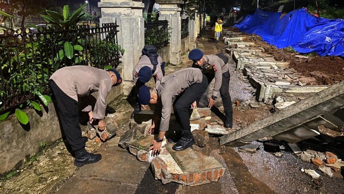 Brimob Polda Metro Jaya membantu membersihkan material longsor di TPU Jeruk Purut Brimob Polda Metro Jaya membantu membersihkan material longsor di TPU Jeruk Purut