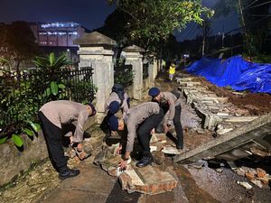 Brimob Polda Metro Jaya Bantu Tangani Tembok Pembatas TPU Jeruk Purut Roboh