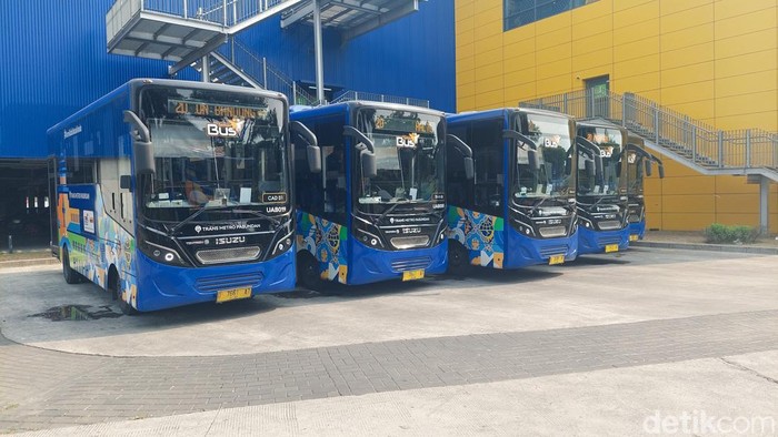 BRT Bandung Raya terparkir di terminal Kota Baru Parahyangan