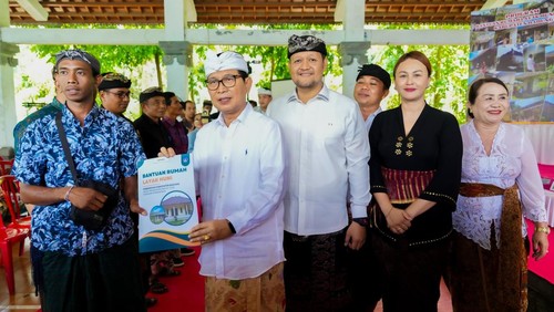 Bupati Adi Arnawa dan Wabup Bagus Alit Sucipta saat menyerahkan Program Bantuan Rumah Layak Huni kepada 210 penerima manfaat di Wantilan Pura Desa Bongkasa,  Abiansemal, Jumat (31/10/2025).