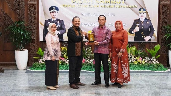 Bupati Anom Hadiri Pisah Sambut Kajari Pemalang, Beri Pesan Kebersamaan Bupati Anom Hadiri Pisah Sambut Kajari Pemalang, Beri Pesan Kebersamaan