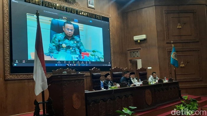 Bupati Pati, Sudewo saat hadir secara daring pada rapat paripurna di DPRD Pati, Jumat (31/10/2025). (Foto : Dian Utoro Aji/detikJateng). Bupati Pati, Sudewo saat hadir secara daring pada rapat paripurna di DPRD Pati, Jumat (31/10/2025). (Foto : Dian Utoro Aji/detikJateng).