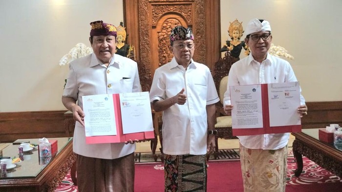 Bupati Wayan Adi Arnawa disaksikan Gubernur Wayan Koster saat meneken Berita Acara Serah Terima Pinjam Pakai Lahan GWK di rumah jabatan Gubernur Bali, Jumat (31/10/2025). (Foto: Dok. Pemkab Badung) Bupati Wayan Adi Arnawa disaksikan Gubernur Wayan Koster saat meneken Berita Acara Serah Terima Pinjam Pakai Lahan GWK di rumah jabatan Gubernur Bali, Jumat (31/10/2025). (Foto: Dok. Pemkab Badung)