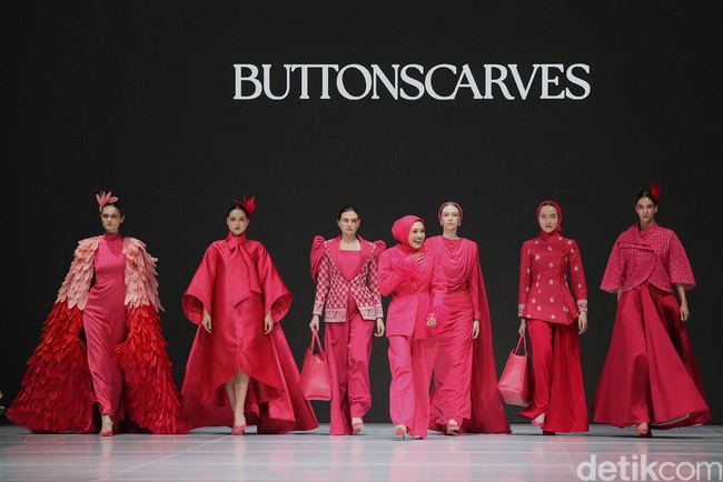 Buttonscarves JFW 2025