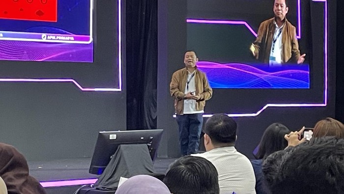 Sekolah Bisnis Laundry, Cara Baru Dongkrak Usaha Cuci Pakaian Sejumlah warga menunggu cuciannya di salah satu usaha cuci pakaian di Semarang, Jawa Tengah, Selasa (26/8/2025). Kementerian UMKM mendukung industri jasa penatu atau laundry untuk meningkatkan daya saing, salah satunya melalui program Sekolah Bisnis Laundry (SBL) sehingga mampu menjadi bidang jasa layanan yang strategis dan memberikan kontribusi signifikan bagi perekonomian nasional, karena terbukti telah menyerap lebih dari 34 ribu tenaga kerja, baik pada sektor formal maupun informal. ANTARA FOTO/Aprillio Akbar