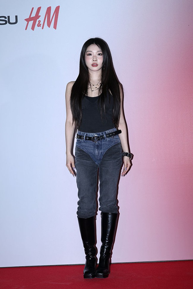 Untuk melengkapi penampilannya, diva KPop itu memakai sepatu boots setinggi lutut dan kalung style layering. Foto: Getty Images