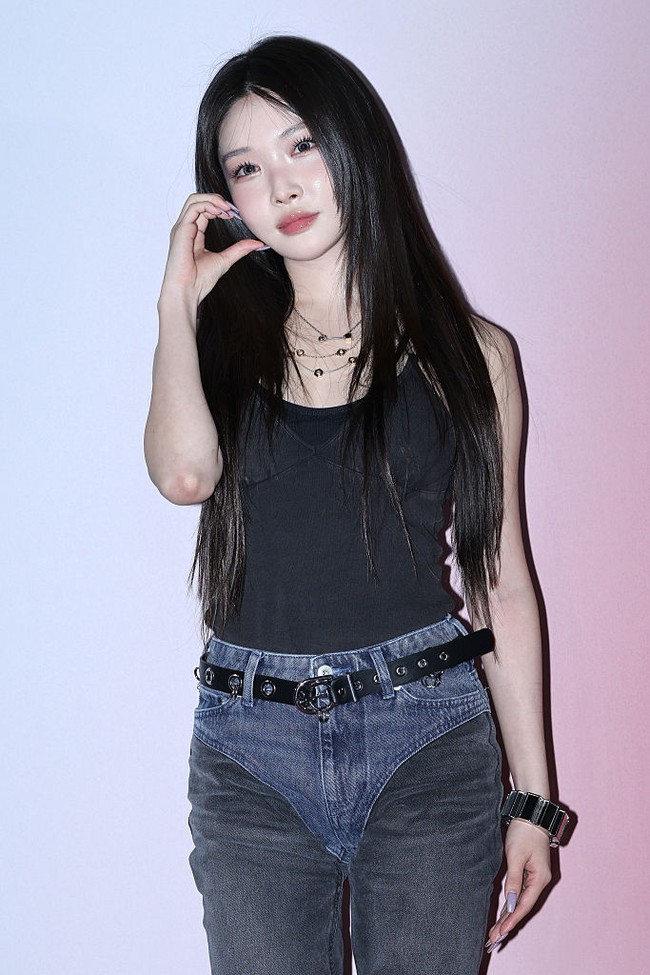 Setelah diamati lebih dekat, netizen menyadari bahwa celana Chungha bukan denim biasa. Melainkan dua denim berwarna kontras yang dijahit jadi satu, hingga membuat pelantun ‘Rollercoaster’ itu seolah memakai underwear di luar. Foto: Getty Images