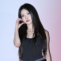 Setelah diamati lebih dekat, netizen menyadari bahwa celana Chungha bukan denim biasa. Melainkan dua denim berwarna kontras yang dijahit jadi satu, hingga membuat pelantun ‘Rollercoaster’ itu seolah memakai underwear di luar. Foto: Getty Images