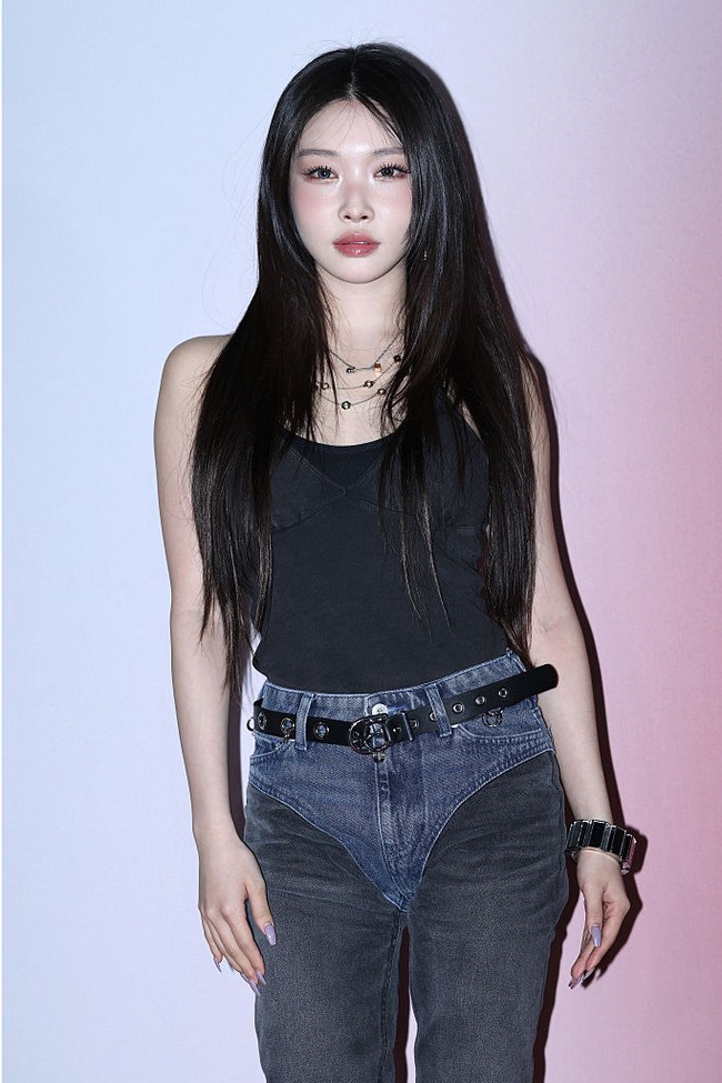 Chungha menggemparkan netizen dengan pilihan busananya di acara peluncuran H&M Glenn Martens di Seongsu, Seoul pada Rabu (29/10/2025). Foto: Getty Images