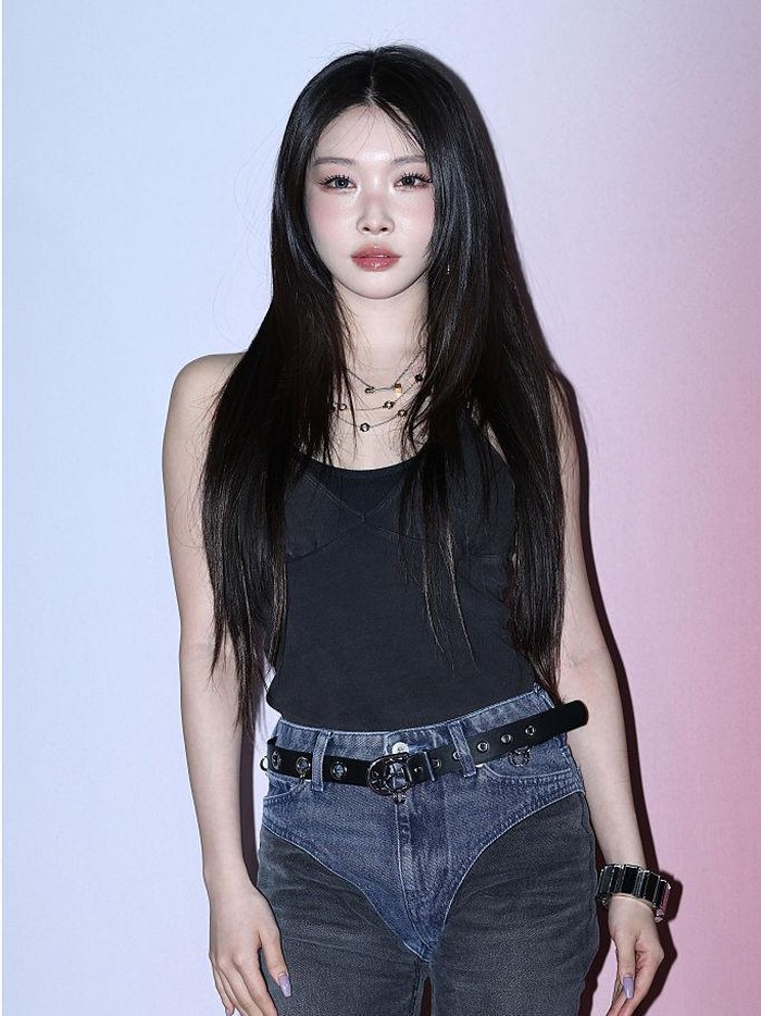 Gaya nyentrik Chungha yang mencuri perhatian di acara peluncuran koleksi H&M Glenn Martens.