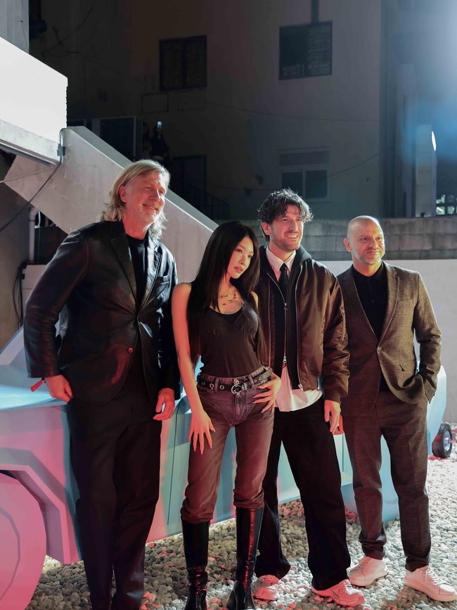 Selain Chungha, ada Gaeul IVE, Yunah ILLIT, Sullyoon NMIXX, hingga Gray yang turut meramaikan peluncuran koleksi hasil kolaborasi H&M dan Glenn Martens. Foto: dok. Instagram @chungha.art