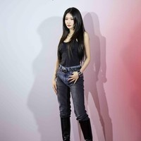 Mantan personel grup KPop I.O.I itu tampil nyentrik memakai tank top abu-abu, celana jeans senada, serta luaran denim lain yang menyerupai underwear. Foto: dok. Instagram @chungha.art