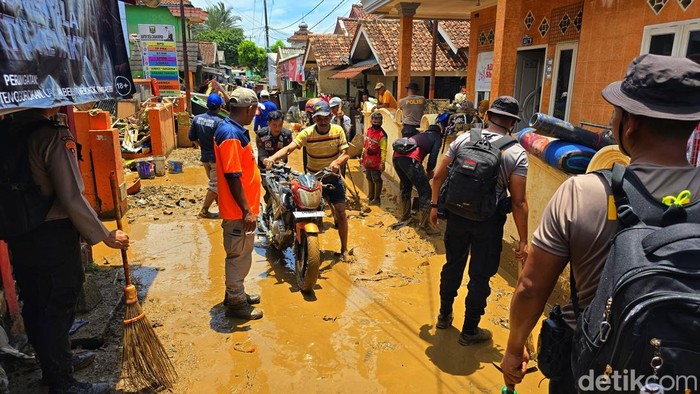 Dampak banjir bandang di Cisolok dan Cikahuripan, Kabupaten Sukabumi, Jumat (31/10/2025). Dampak banjir bandang di Cisolok dan Cikahuripan, Kabupaten Sukabumi, Jumat (31/10/2025).